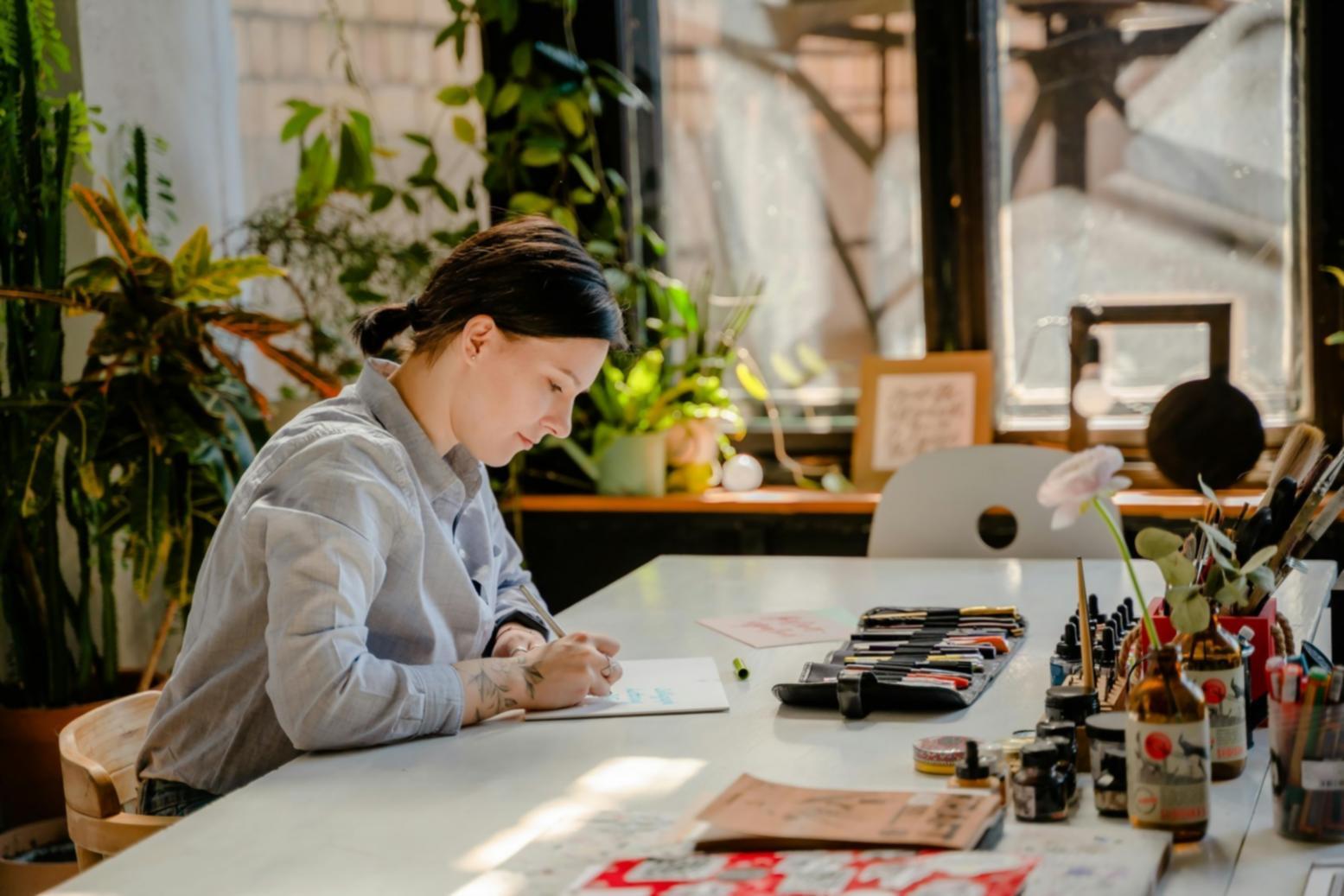 Estudiantes practicando técnicas de perspectiva en taller artístico